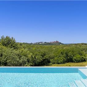 Luxury 4-Bedroom Villa with generous sized Infinity Pool near Buje, Istria. Sleeps 8